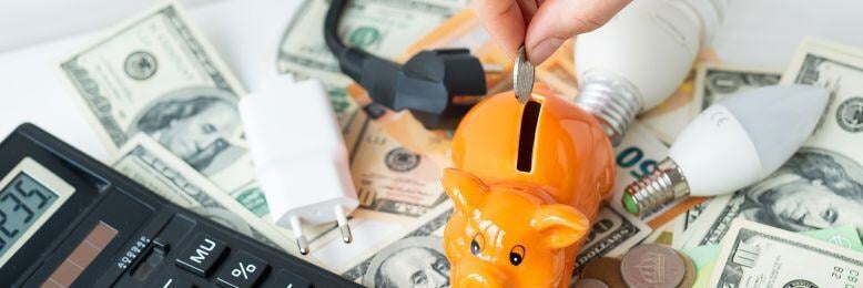 Saving money with outsourced IT services, shown by piggy bank and calculator